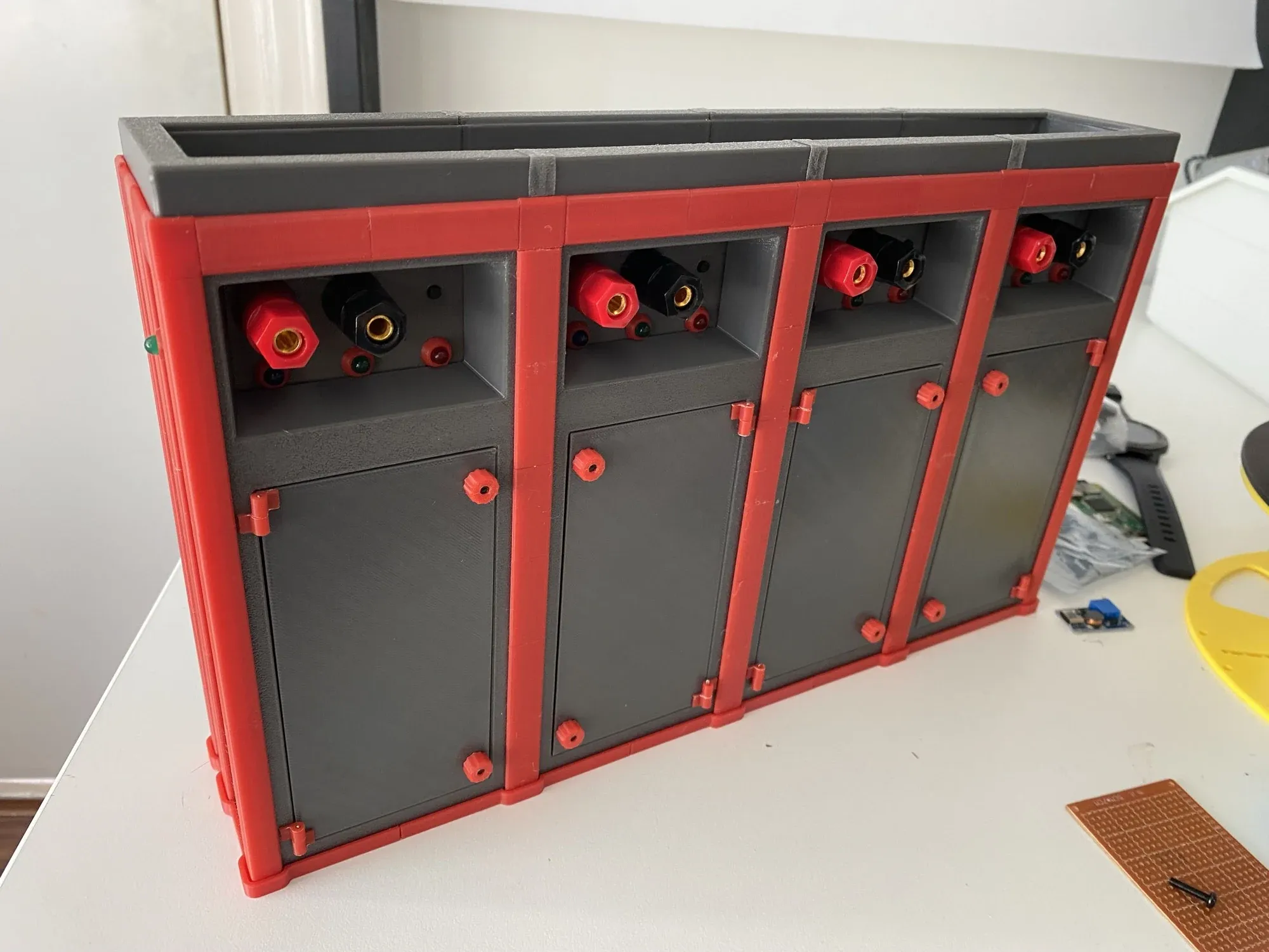 The cabinet; side view